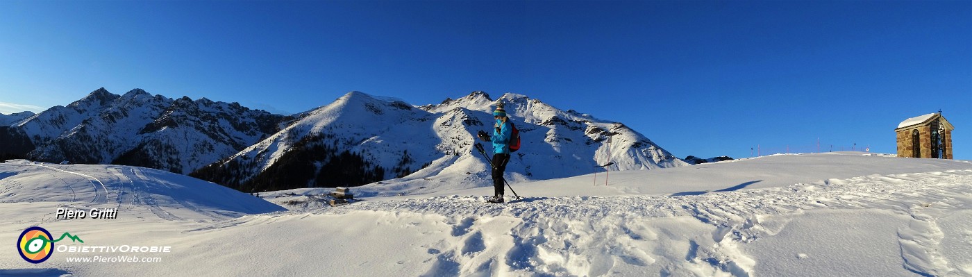 76 Vista panoramica verso la cappelletta e le cime dal Tre Signori al Triomen.jpg